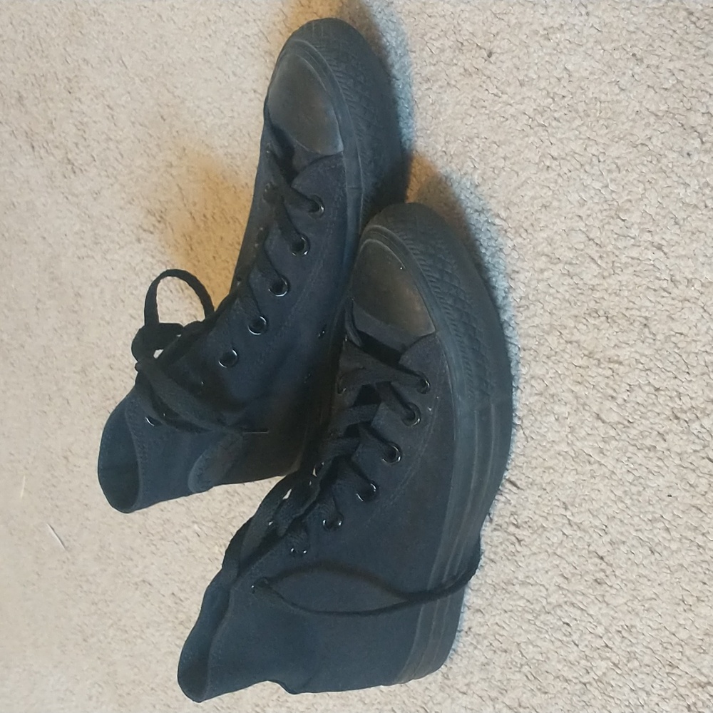 CONVERSE ALL-BLACK HIGH-TOPS